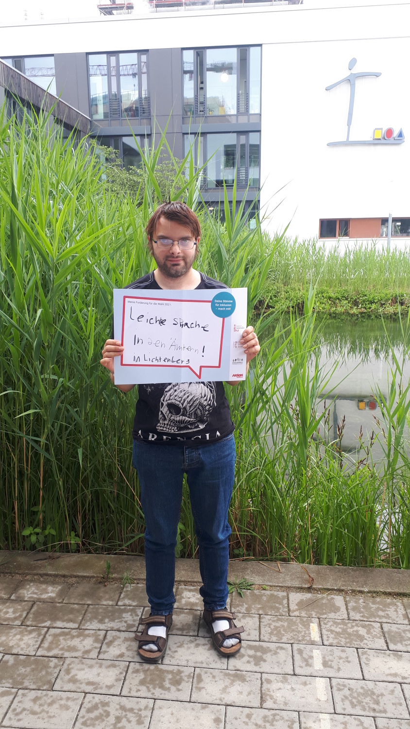 Florian Leue, Mitglied des Werkstattrates der LWB - Lichtenberger Werkstätten gemeinnützige GmbH, fordert: "Leichte Sprache in den Ämtern! in Lichtenberg"