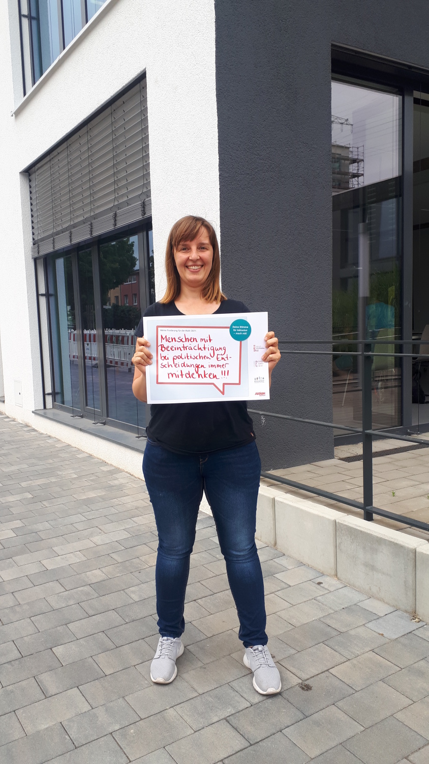 Katja Tieks, Assistentin der Frauenbeauftragten und des Werkstattrates der LWB - Lichtenberger Werkstätten gemeinnützige GmbH, sagt: "Menschen mit Behinderung bei politischen Entscheidungen immer mitdenken!!!"