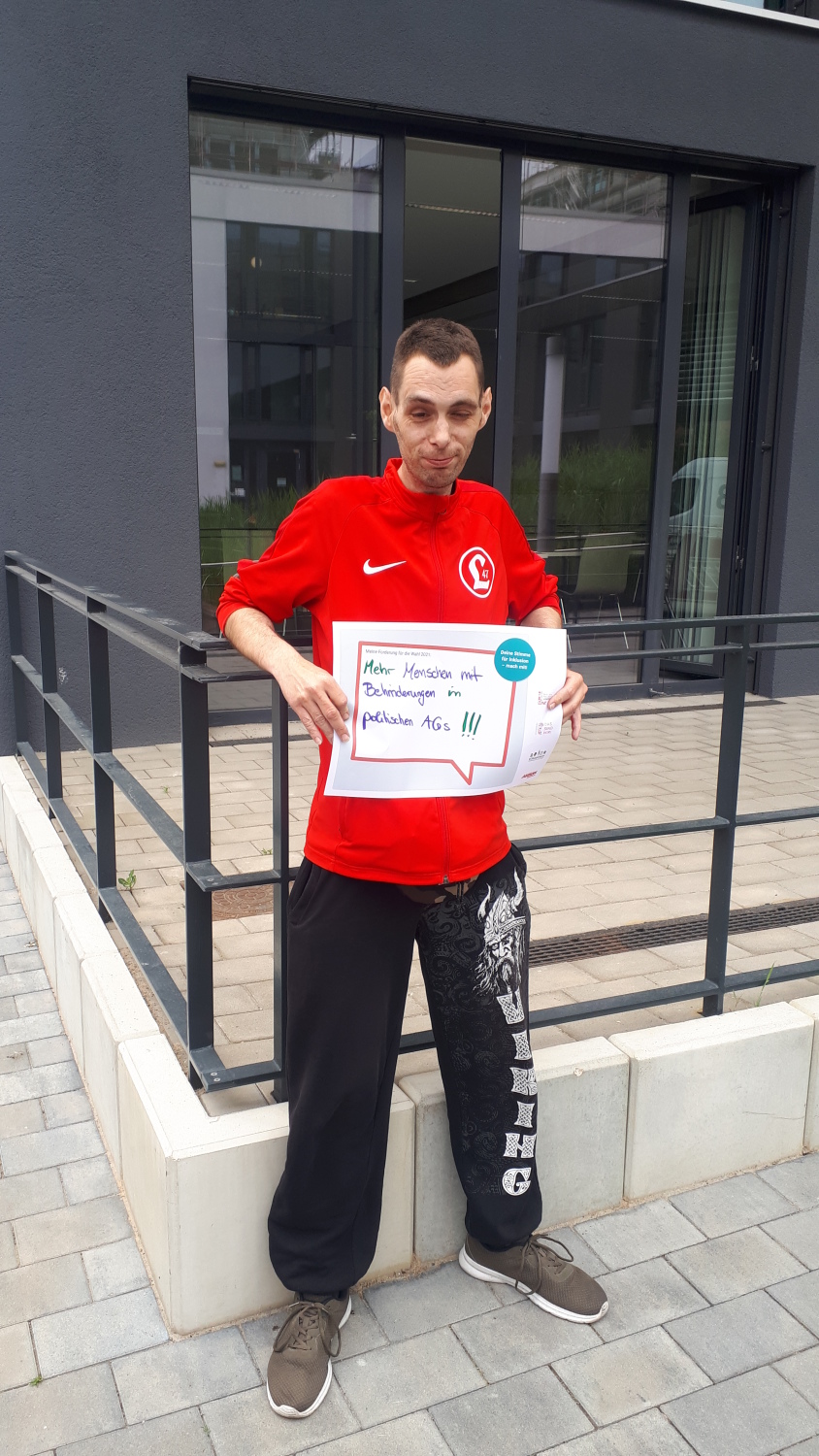 Stephan Nix, Mitglied des Werkstattrates der LWB - Lichtenberger Werkstätten gemeinnützige GmbH, sagt: "Mehr Menschen mit Behinderung in politischen AGs!!!"