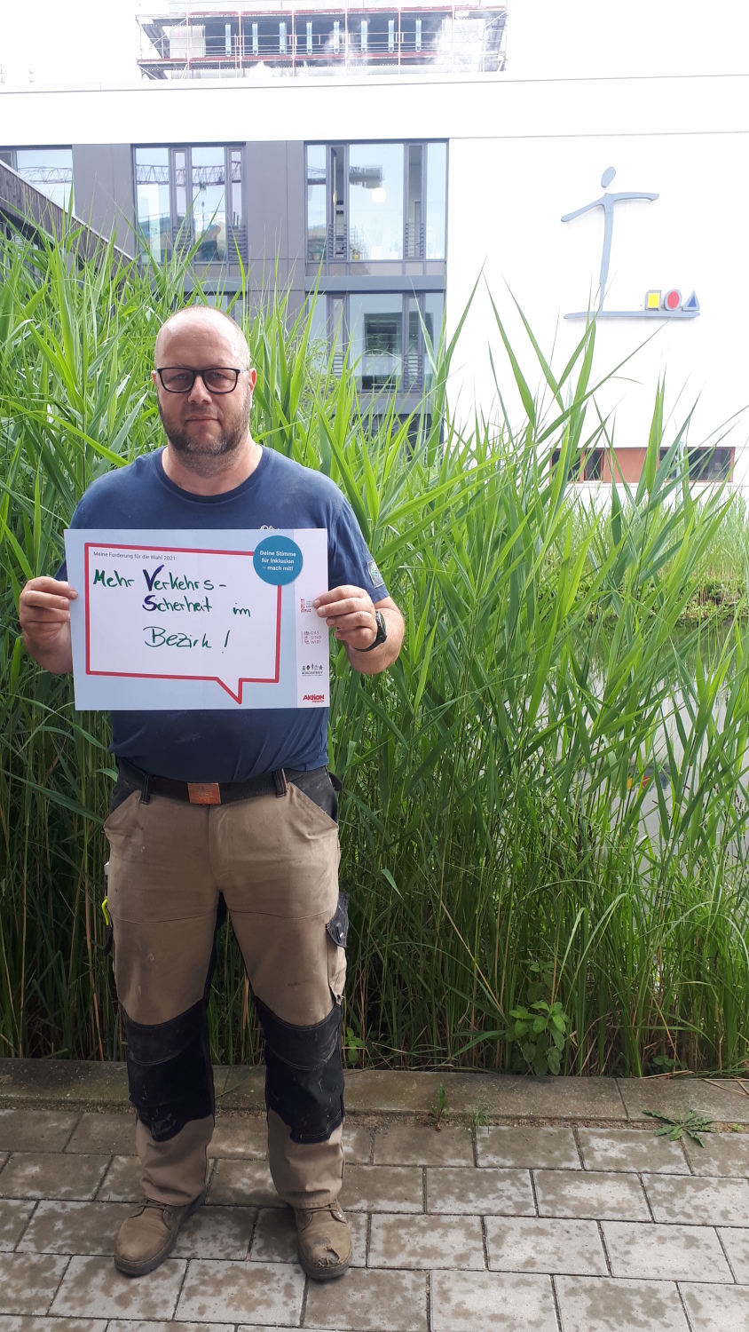 Uwe Schuster, Mitglied des Werkstattrates der LWB - Lichtenberger Werkstätten gemeinnützige GmbH, fordert: "Mehr Verkehrs-Sicherheit im Bezirk!"