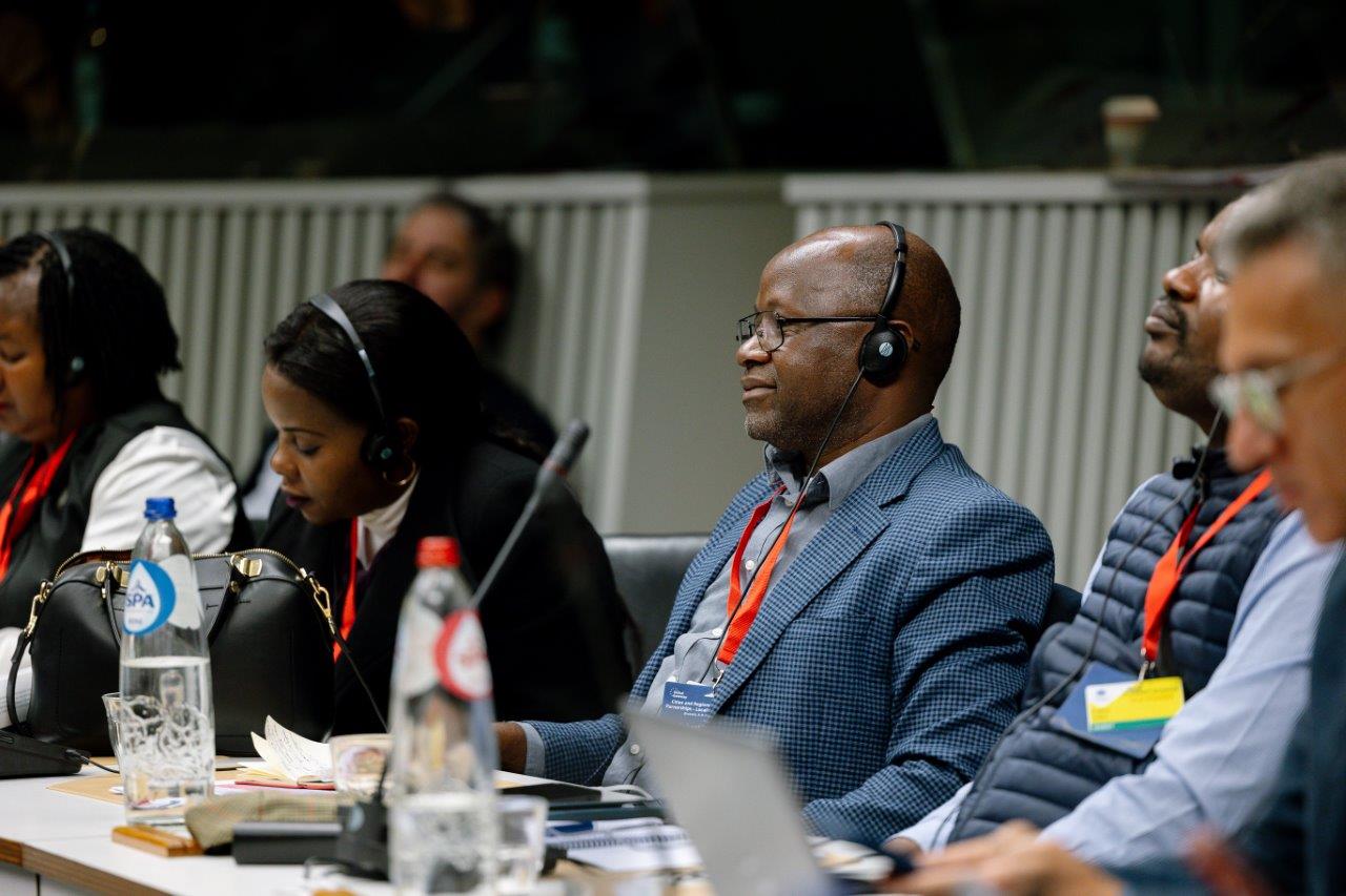 Eine globale Debatte zur dezentralen Entwicklungszusammenarbeit der Regionen: Administrator von KaMubukwana-Maputo (mosambikanische Städtepartnerschaft des Bezirk-Lichtenberg) - Rui Sebastiao Matusse und Administrator von KaTembe (Entwicklungspartnerschaft des Bezirk Pankow) - Celso Fulano