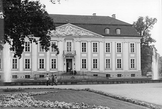Schloss Friedrichsfelde - Außenansicht (2)