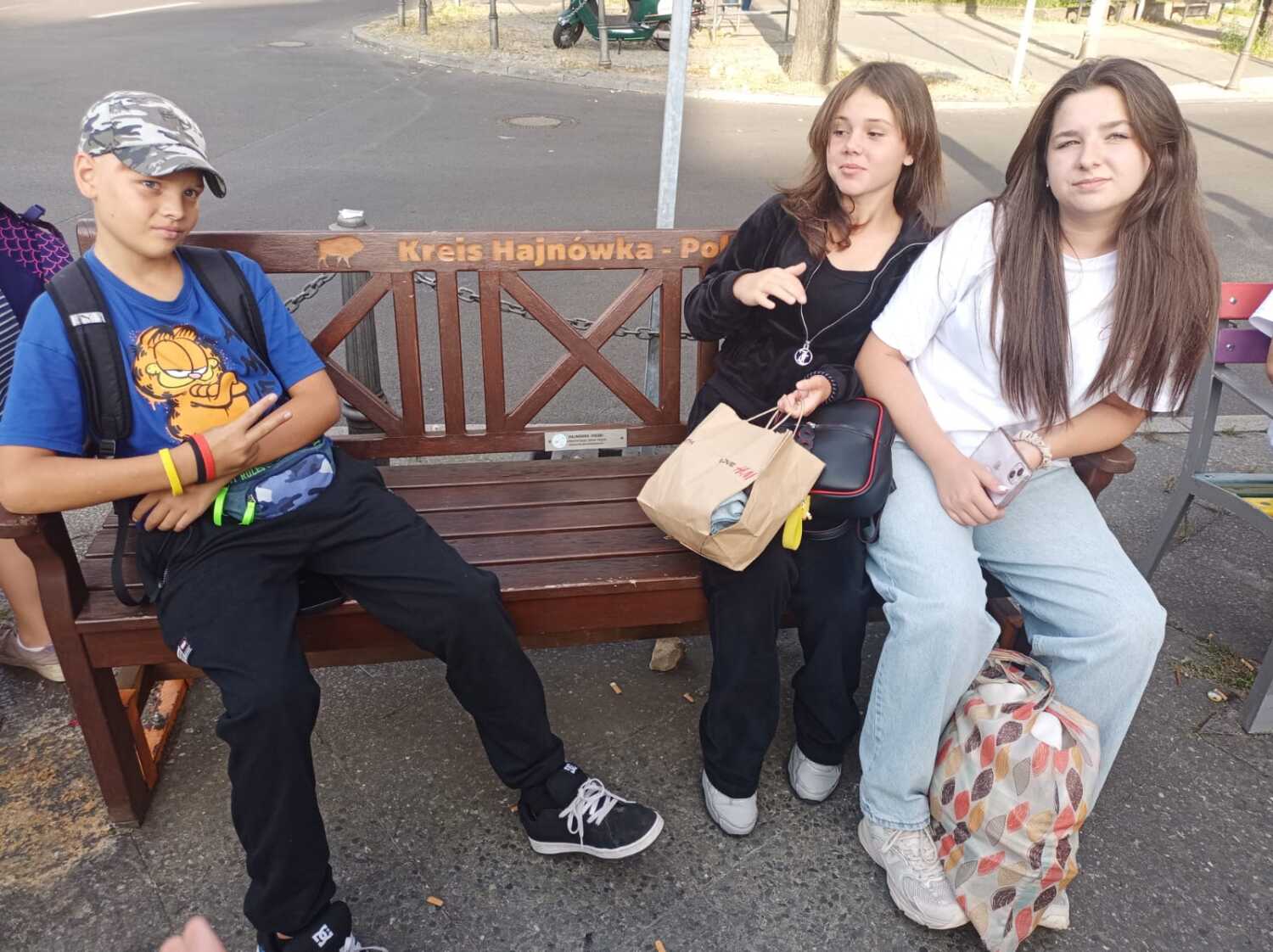 Teilnehmer:innen aus Hajnowka auf der Bank Hajnowka