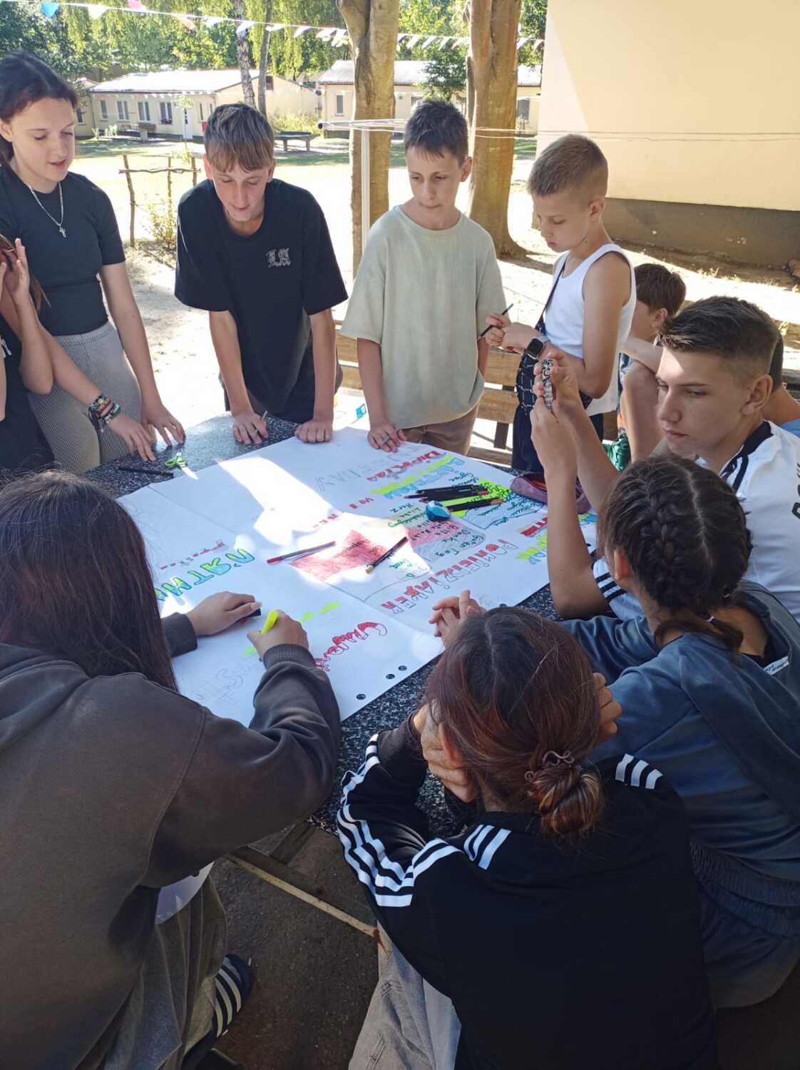 Teilnehmer:innen beschäftigen sich mit den Sprachen.