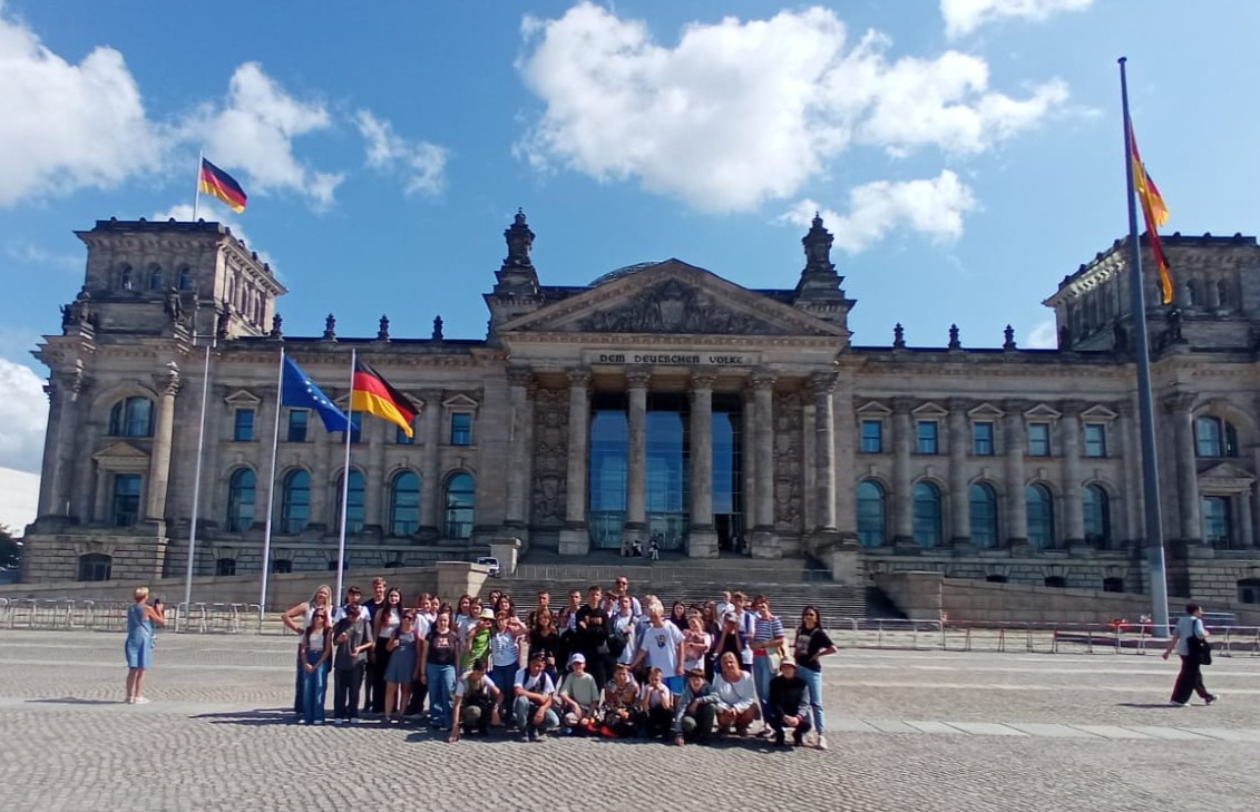 Gruppenbild vor dem Reichstag