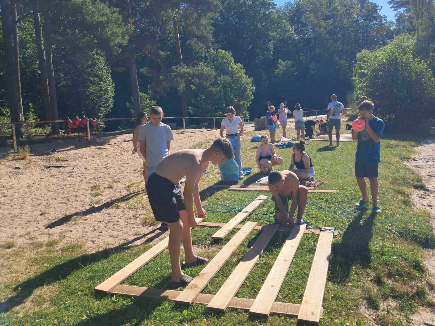 Teilnehmer:innen beim Floßbau