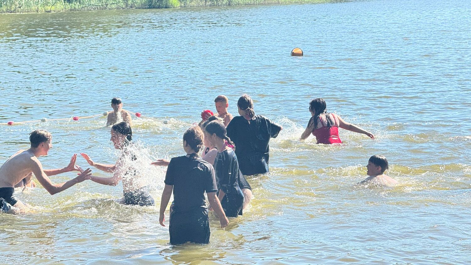 Teilnehmer:innen im Wasser