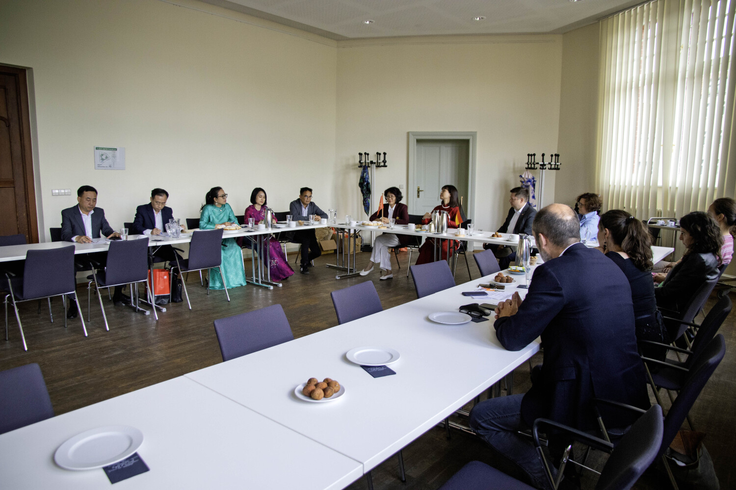 Delegation aus Hanoi in Gesprächen mit Vertreter:innen des Bezirksamts Lichtenberg