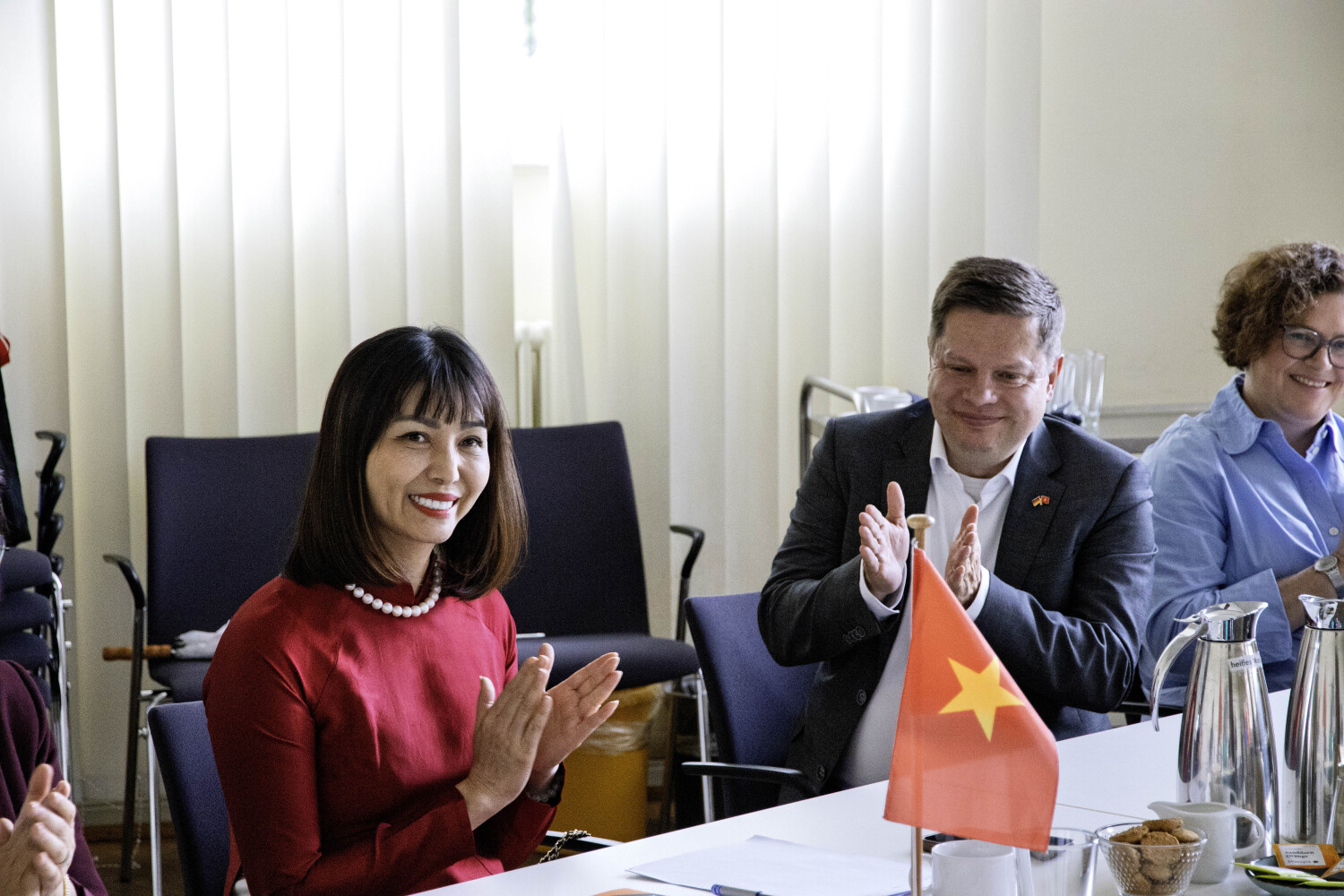 Delegation aus Hanoi in Gesprächen mit Vertreter:innen des Bezirksamts Lichtenberg