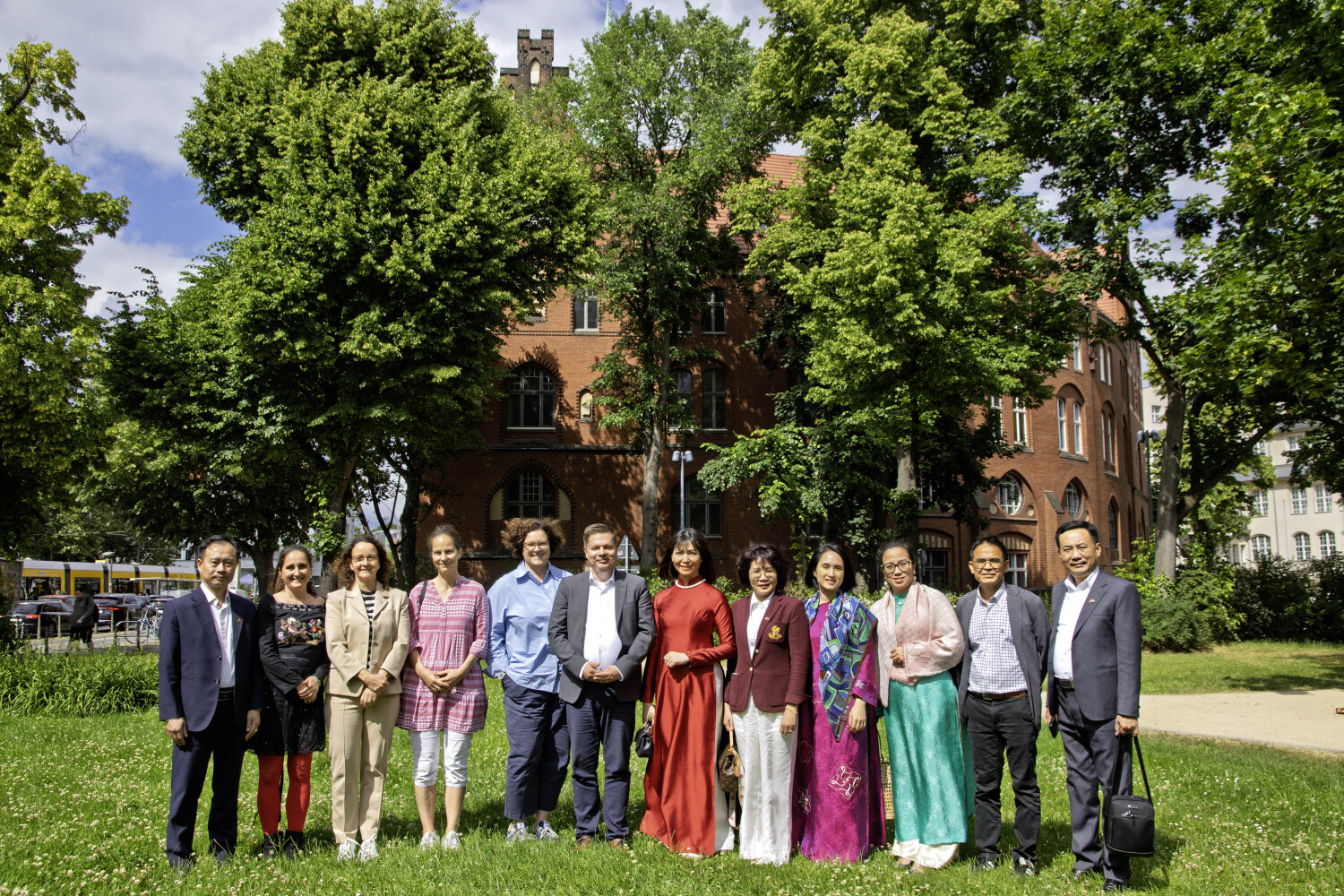 Delegation aus Hanoi mit Vertreter:innen des Bezirksamts und BVV im Rathauspark