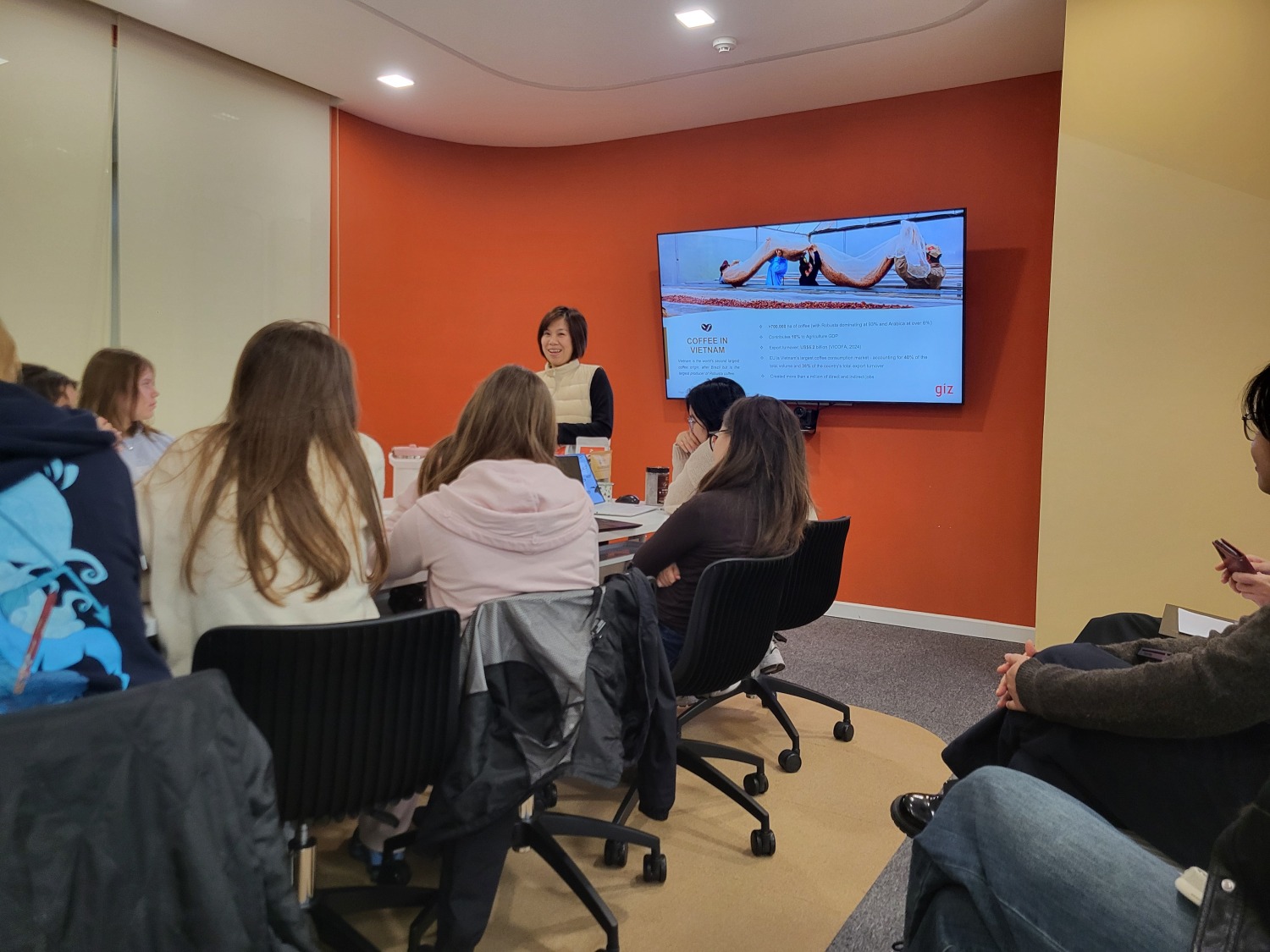 Besuch der Gesellschaft für Internationale Zusammenarbeit (GIZ), Vortrag über die nachhaltige Produktion von Kaffee in Vietnam