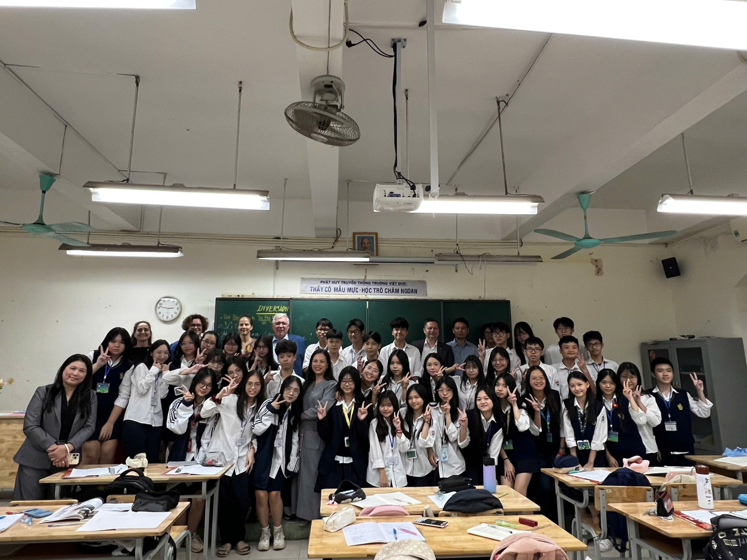 Besuch der Viet-Duc-Schule, Foto der Delegation mit Schüler:innen aus Hanoi
