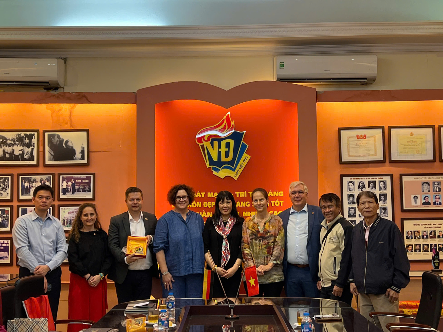 Schulbesuch der Lichtenberger Delegation (Bezirksbürgermeister Martin Schaefer, Bezirksstadträtin Camilla Schuler, BVV-Vorstand Gregor Hoffmann und Kerstin Zimmer, Beauftragte für Städtepartnerschaften Frau Koehler) mit Freunden aus Vietnam