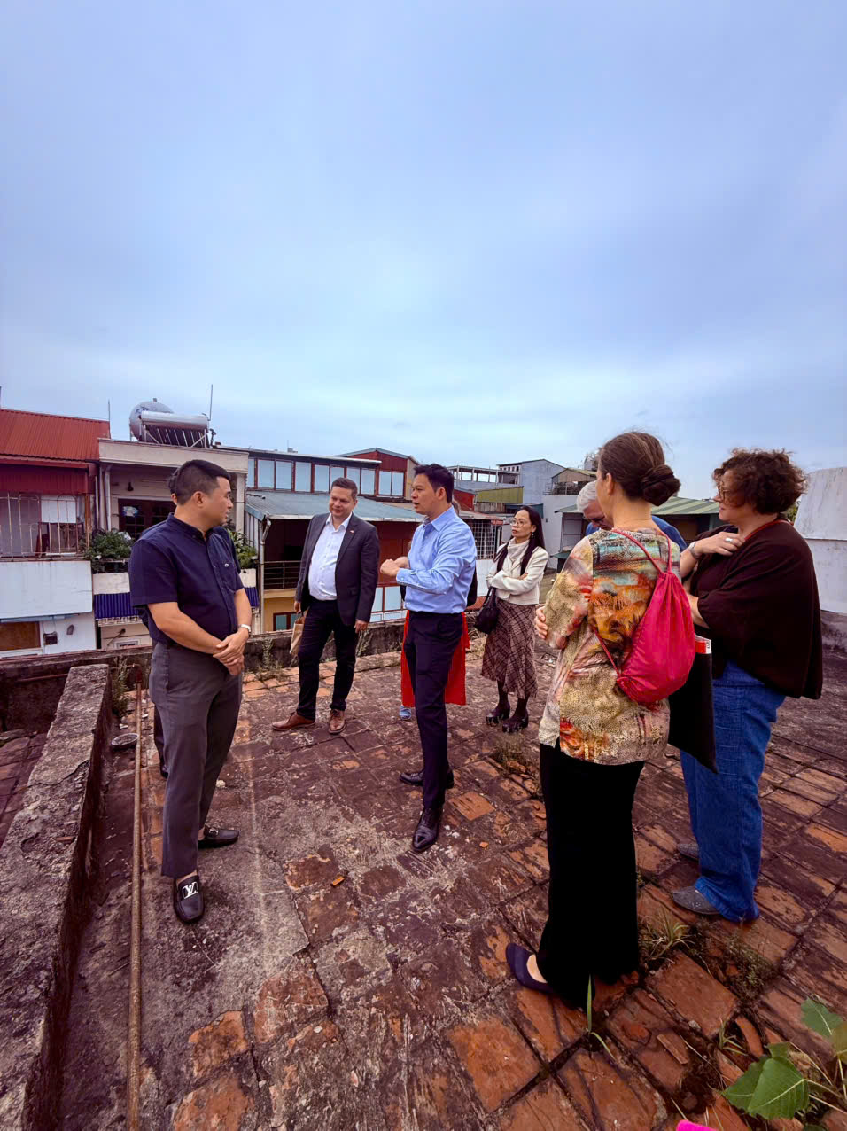 Deutsche Delegation besichtigt Solaranlage auf dem Dach des Dong-Xuan-Centers