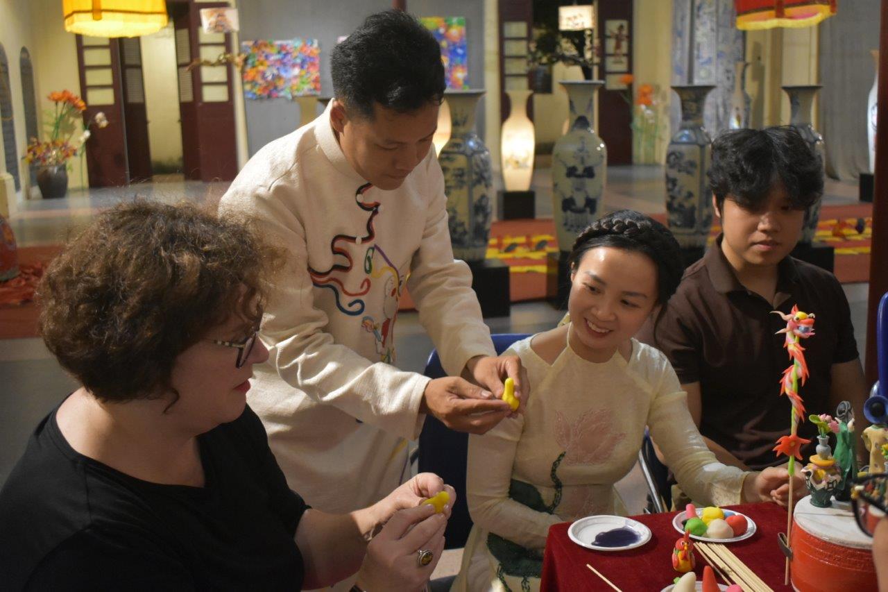 Besuch eines Kunstworkshops der Lichtenberger Delegation mit Freunden Hanois