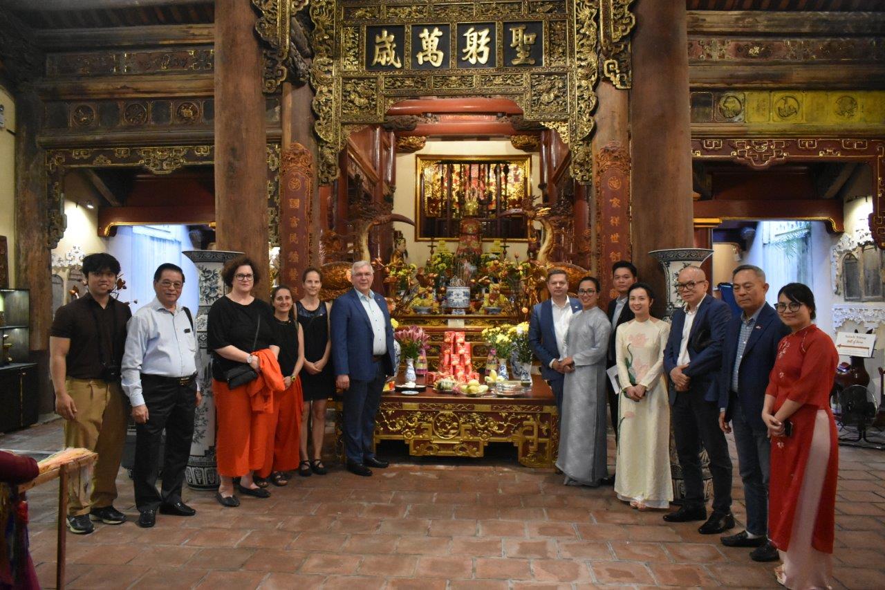 Lichtenberger Delegation besucht Kim Ngan Tempel gemeinsam mit Freunden Hanois