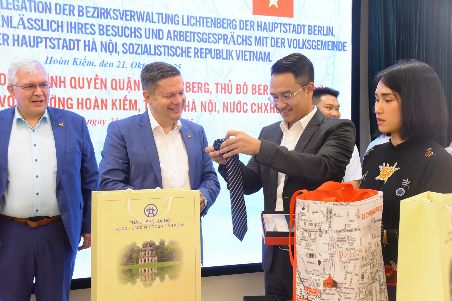 Gastgeschenke werden überreicht (Bezirksbürgermeister Martin Schaefer, BVV Vorstand Gregor Hoffmann und Freunde aus Hanoi)