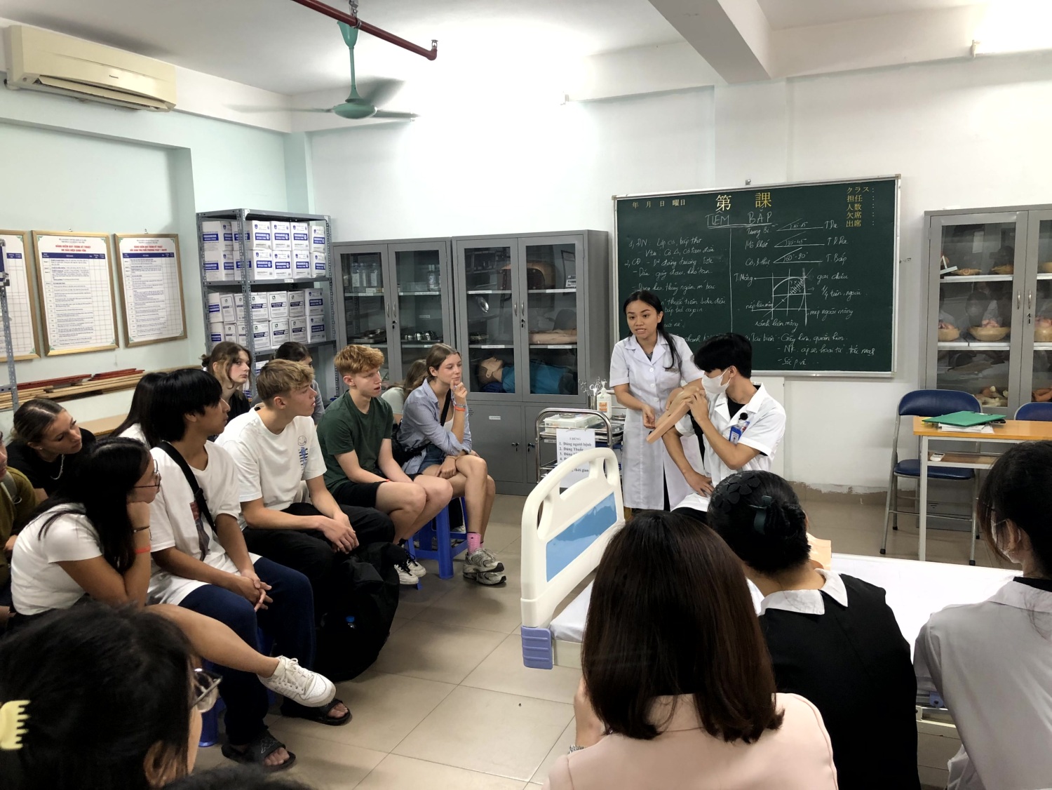 Besuch Hanoi Medical College: Vortrag in einem Unterrichtsraum