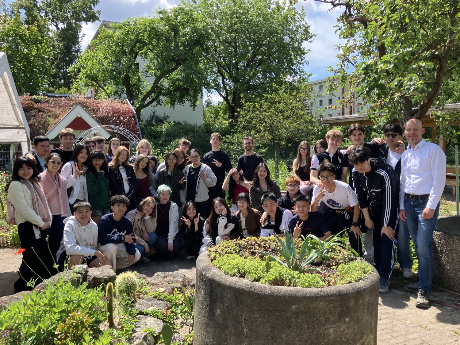 Gruppenfoto der vietnamesischen und deutschen Austauschgruppen im Schul-Umwelt-Zentrum Berlin Mitte