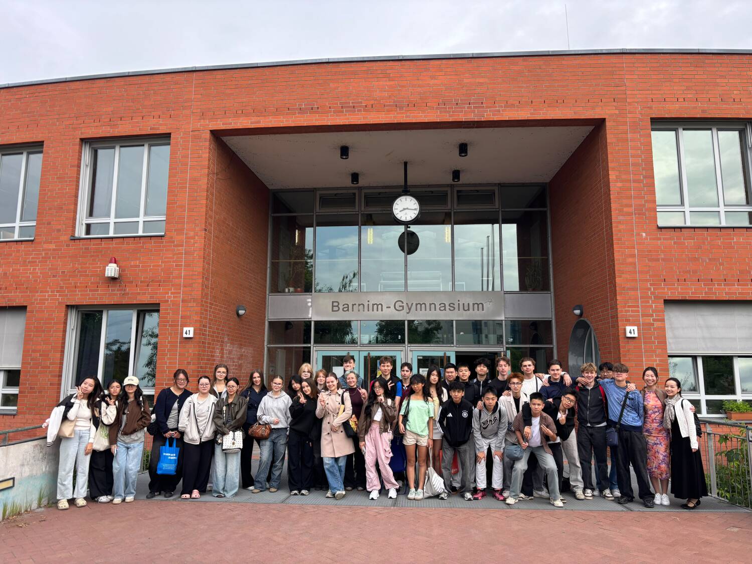 Gruppenfoto der vietnamesischen und deutschen Austauschgruppen vor dem Barnim-Gymnasium