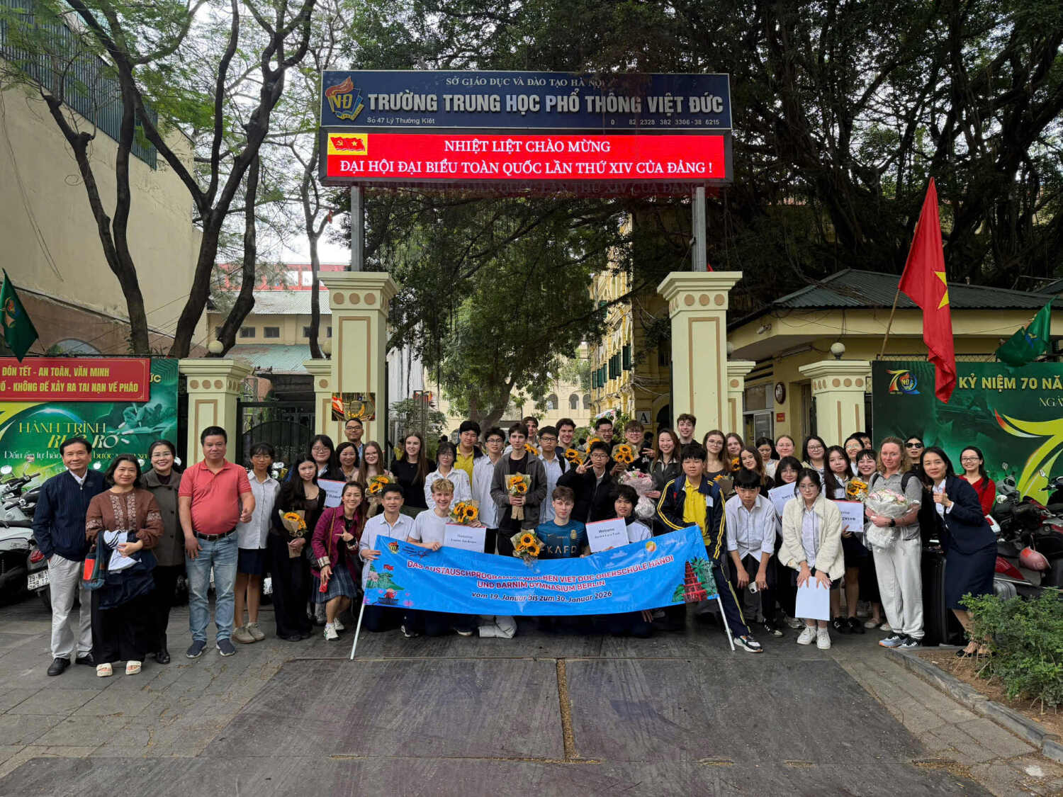 Gruppenfoto der vietnamesischen und deutschen Austauschgruppen vor der Viet Duc Oberschule