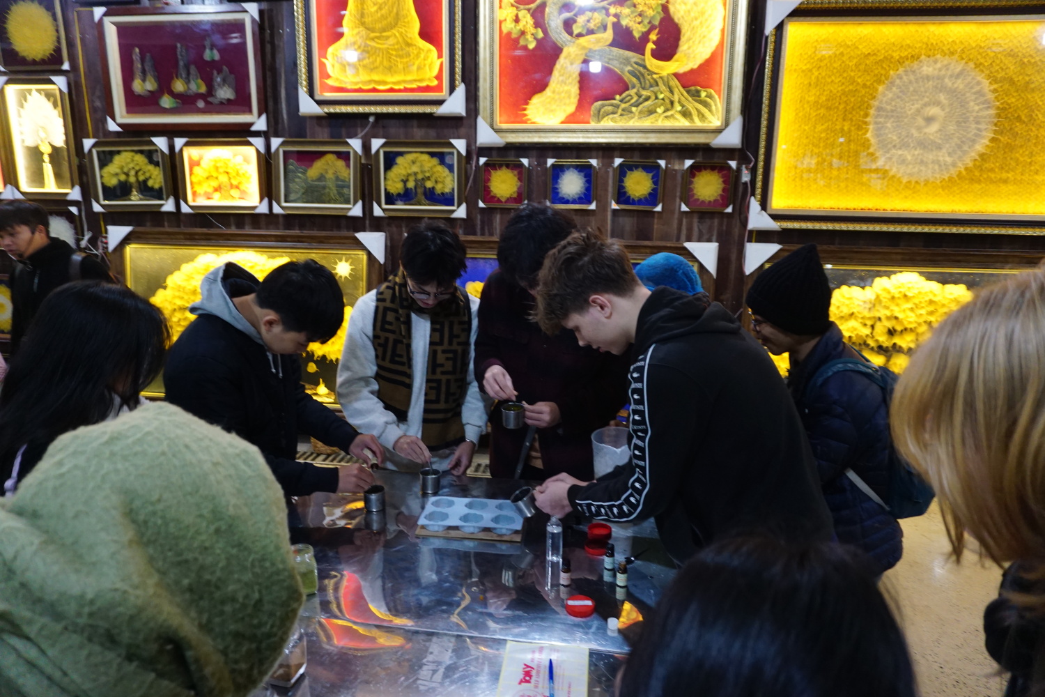 Schülergruppe bei der Seifenherstellung, Ninh Binh