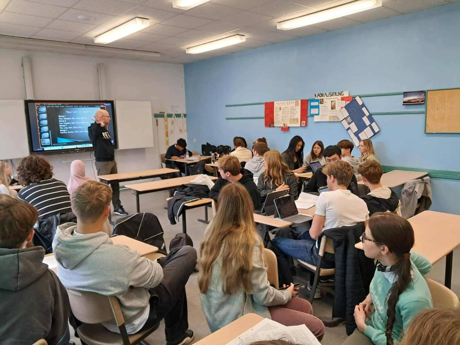 Gruppenarbeit in der Schule mit Beteiligten aus Jurbarkas und Lichtenberg