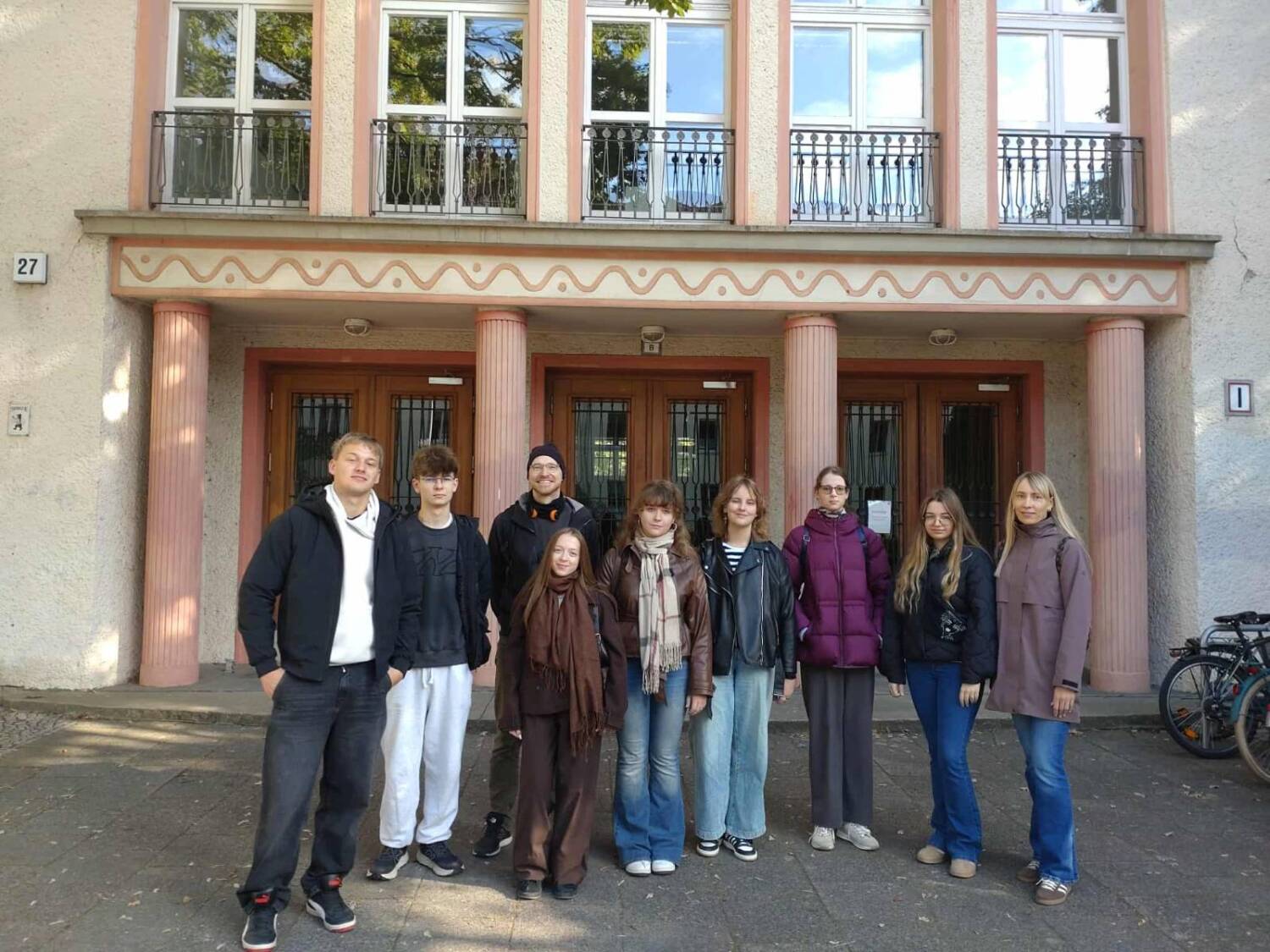 Gäste aus Jurbarkas vor der Schule