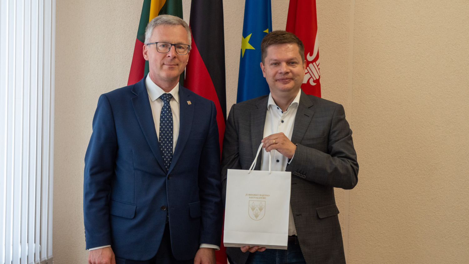 Bürgermeister der Stadt Jurbarkas, Skirmantas Mockevičius und Bezirksbürgermeister Martin Schaefer beim Tausch von Gastgeschenken.