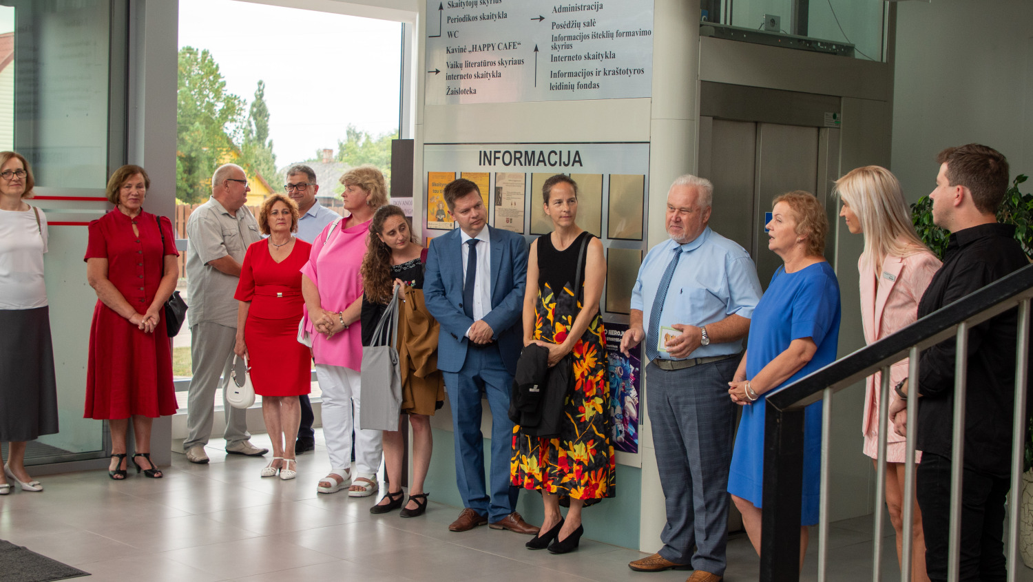 Gruppenbild mit Mitgliedern der Lichtenberg-Delegation und Repräsentanten in einer Bibliothek der Stadt Jurbarkas