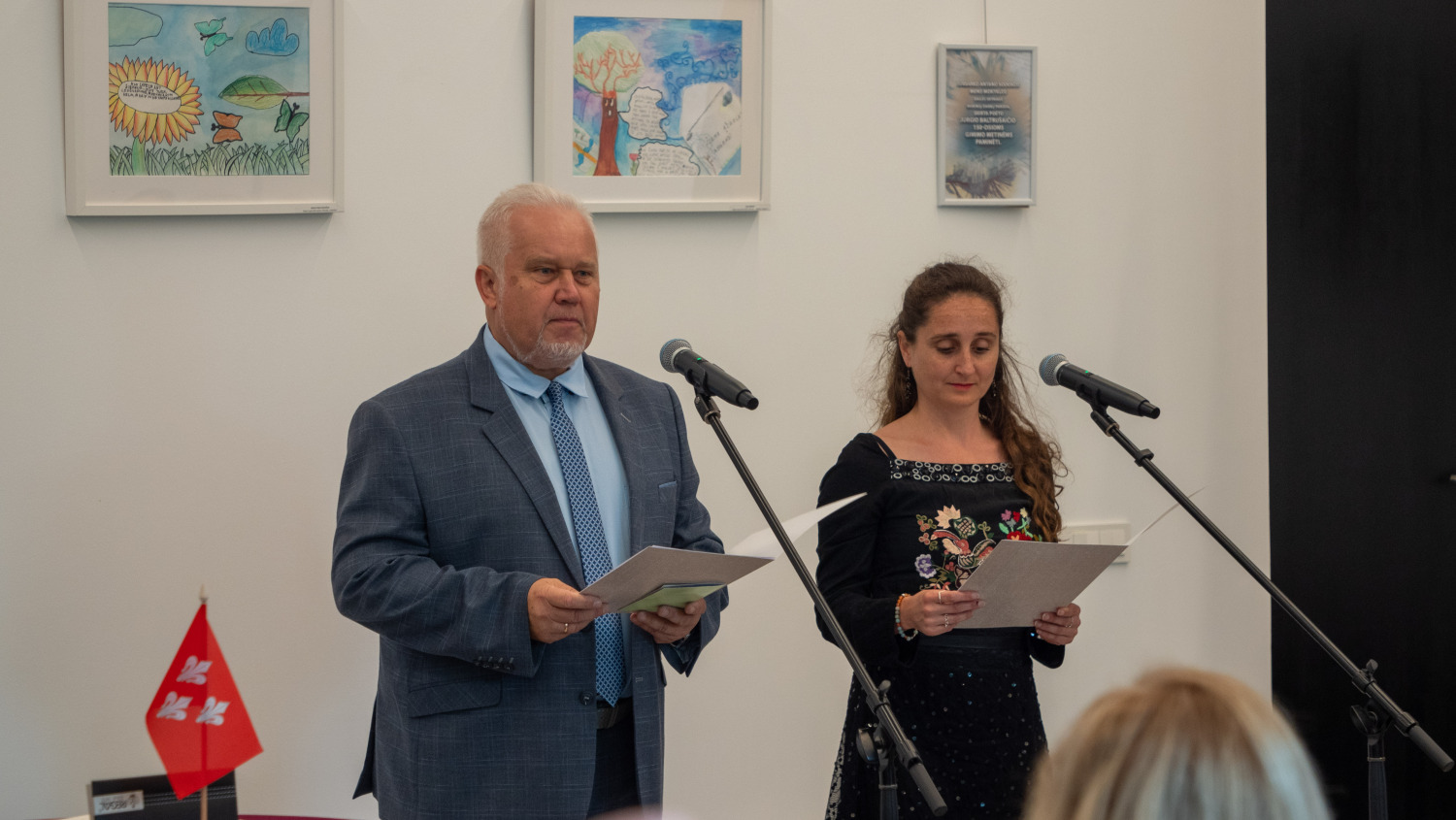 Antanas Gvildys, Beauftragter für Internationales der Stadt Jurbarkas, und die Beauftragte für Städtepartnerschaften des Bezirksamtes Lichtenberg, Julia Koehler, halten eine Rede.