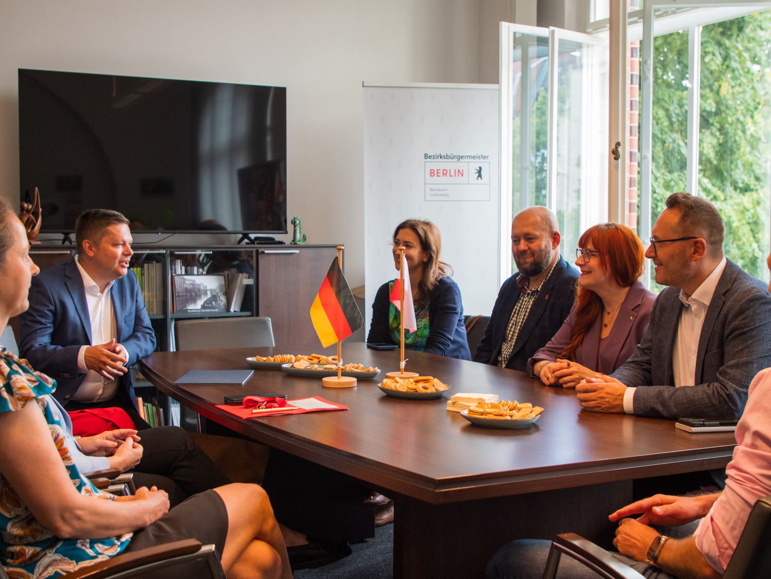 Delegation aus Warschau im Gespräch mit dem Bezirksbürgermeister und der stellvertretenden Vorsitzenden der Bezirksverordnetenversammlung Kerstin Zimmer