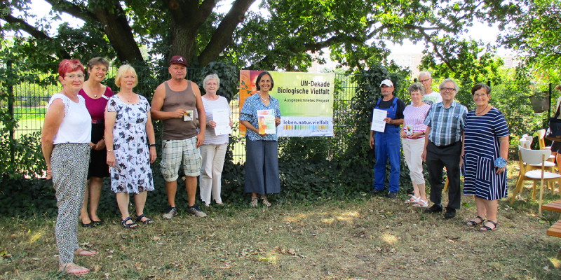 Auszeichnung_UN-Dekade_Biologische-Vielfalt_Team-Garten-der-Begegnung_Bezirksbuergermeisterin-Dagmar-Pohle