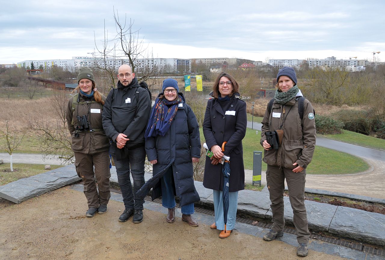 Informationsspaziergang 'Klimaresiliente Weiterentwicklung des Kienbergparks' - Parkrangerin, Sebastian Theuerkauf (Grün Berlin) Andrea Gerischer (SenMVKU), Nadja Zivkovic (bezriksbürgermeisterin), Parkrangerin (v.l.n.r.)