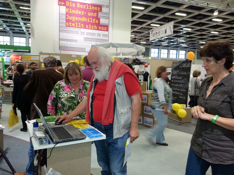 Herr Zimmermann vom Kinderring e.V. löst das Marzahn-Hellersdorf-Quiz