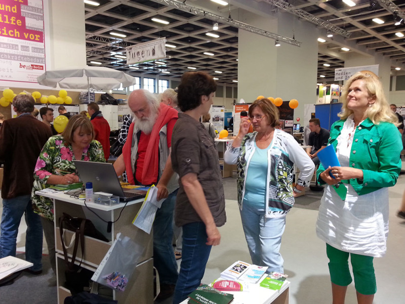 Frau Fiedler im Gespräch mit Standbesuchern
