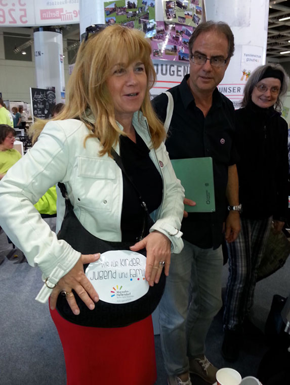 Bezirksstadträtin Frau Witt präsentiert unser Logo