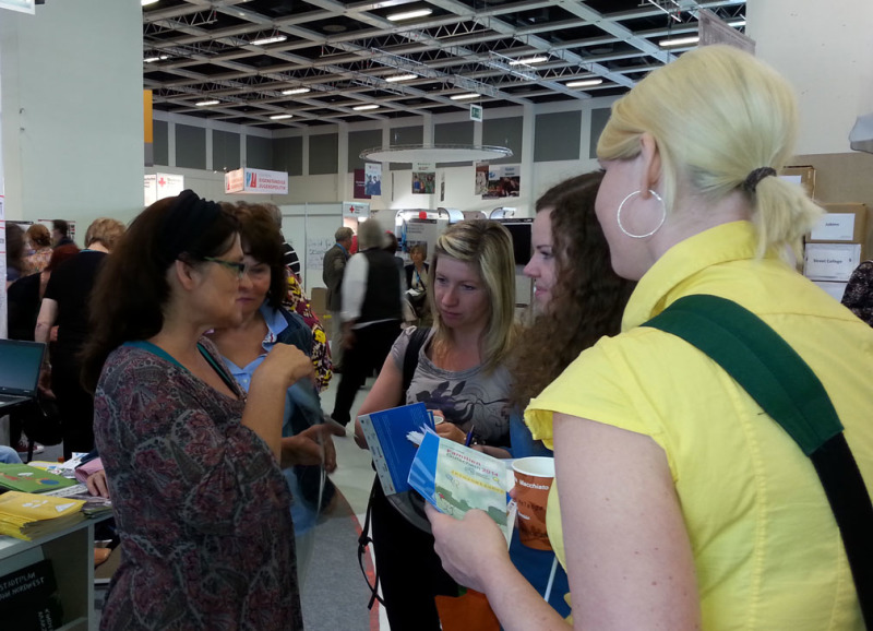 Frau Schieweck im Gespräch mit Besuchern