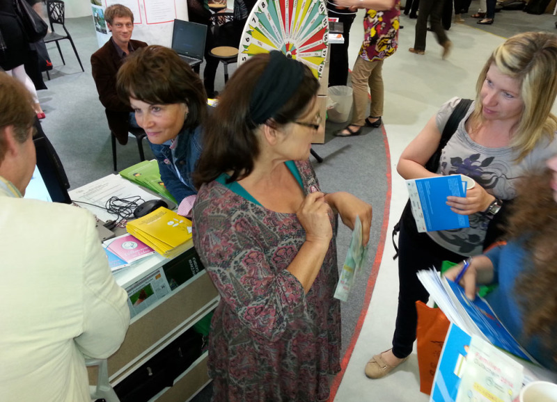 Frau Schieweck im Gespräch mit Besuchern