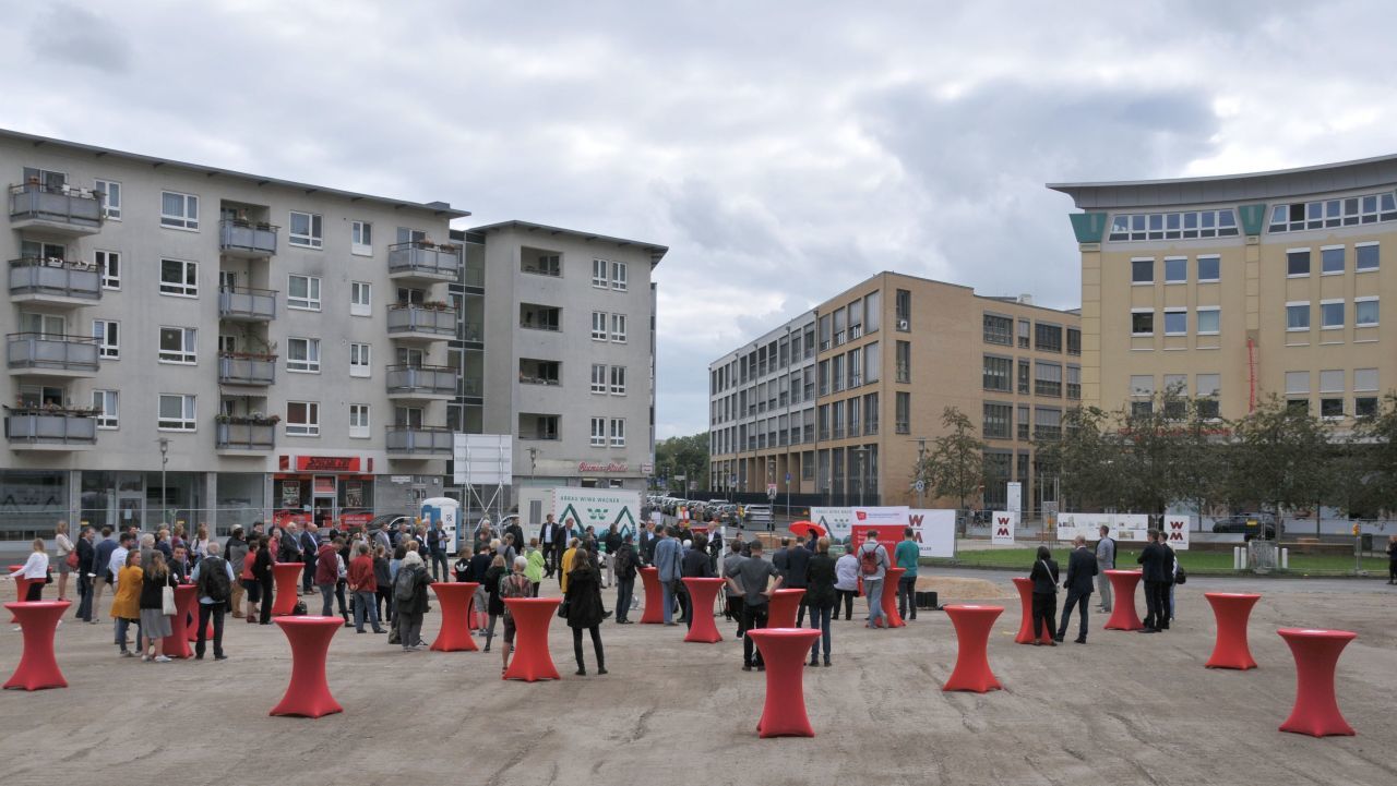 1. Spatenstich für Erweiterungsbau der ASH Berlin - Baufläche mit Publikum