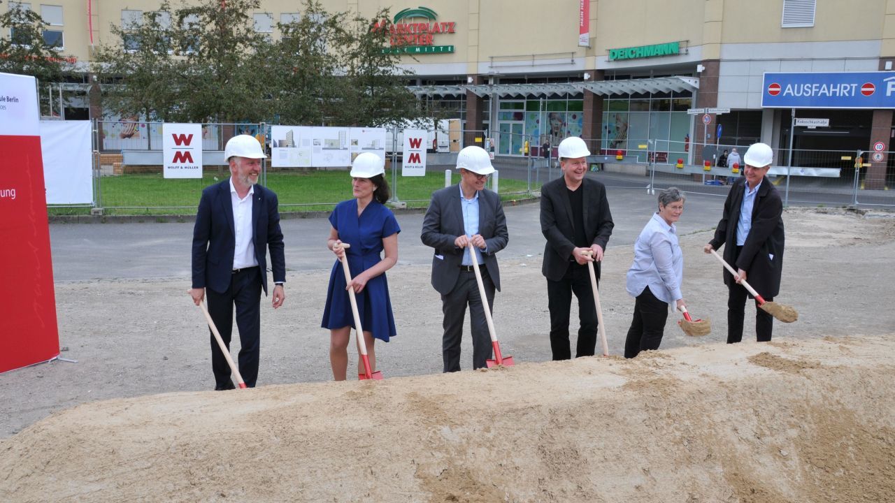 1. Spatenstich für Erweiterungsbau der ASH Berlin - Sebastian Scheel, Prof. Bettina Völter, Michael Müller, Dr. Klaus Lederer, Dagmar Pohle und Bruno Vennes