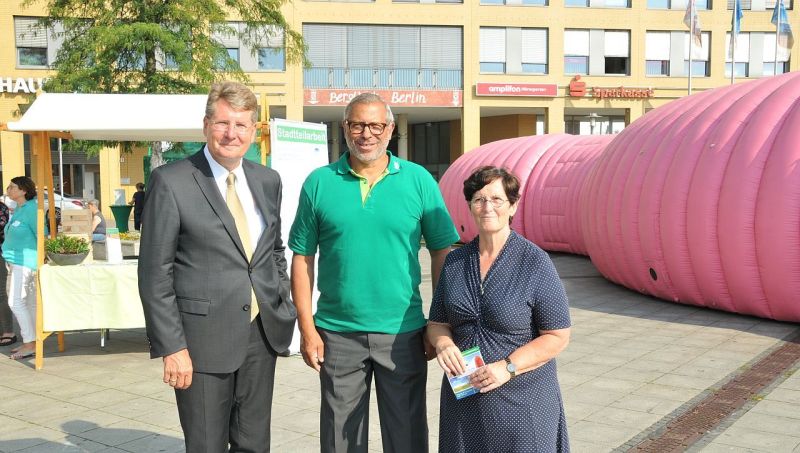 "20 Meter Vorsprung - Berlin gegen Darmkrebs" vor dem Rathaus Marzahn-Hellersdorf - Bezirksbürgermeisterin Dagmar Pohle, Prof Axel Ekkernkamp (ukb) und Jimmy Hartwig (AOK-Gesundheits-Botschafter)