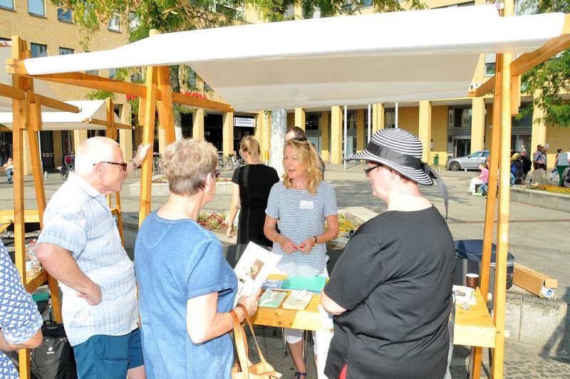 "20 Meter Vorsprung - Berlin gegen Darmkrebs" vor dem Rathaus Marzahn-Hellersdorf - Gespräche an den Informationsständen