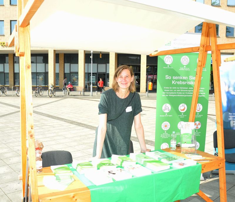 "20 Meter Vorsprung - Berlin gegen Darmkrebs" vor dem Rathaus Marzahn-Hellersdorf - Stand der Berliner Krebsgesellschaft e.V.