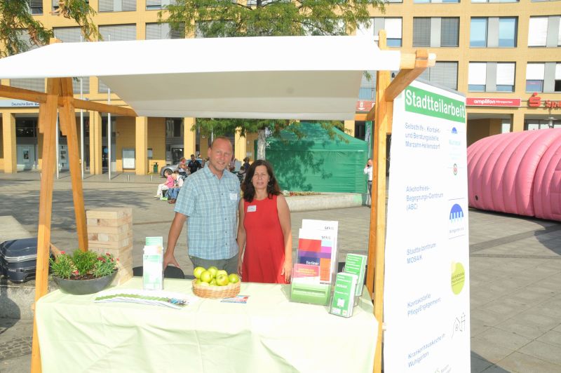 "20 Meter Vorsprung - Berlin gegen Darmkrebs" vor dem Rathaus Marzahn-Hellersdorf - Stand der Stadtteilarbeit