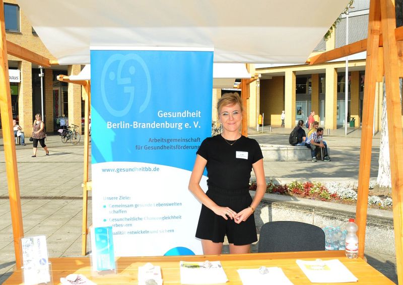 "20 Meter Vorsprung - Berlin gegen Darmkrebs" vor dem Rathaus Marzahn-Hellersdorf - Stand Gesundheit Berlin-Brandenburg e.V