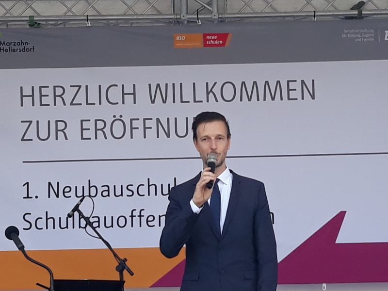 Gordon Lemm bei seiner Begrüßung der zahlreichen Gäste und Ehrengäste