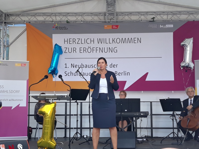 Senatorin Sandra Scheeres erläutert die Berliner Schulbauoffensive am Beispiel der ISS Mahlsdorf