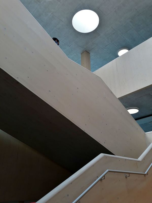 Großes Treppenhaus im Eingangsbereich der ISS Mahlsdorf