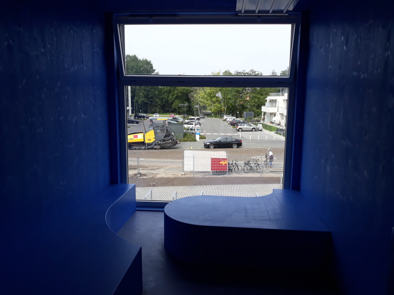 Blaue Sitznische an einem Flurende der ISS Mahlsdorf